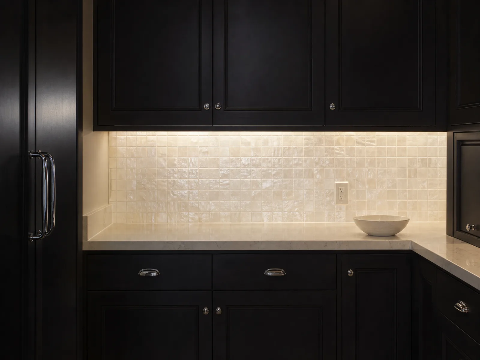 glass-mosaic-backsplash-dark-cabinets-small-kitchen