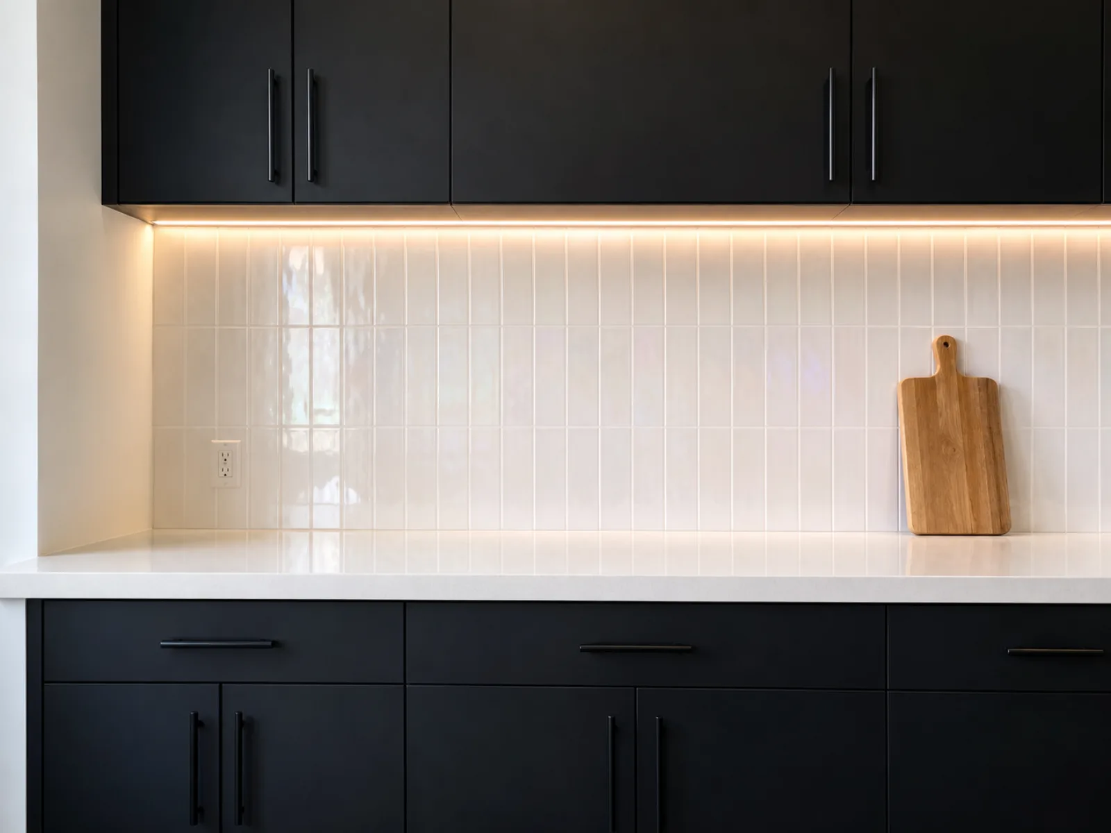 glossy-white-backsplash-black-cabinets